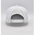 Capa de snapback blanca de 6 paneles con placa de metal